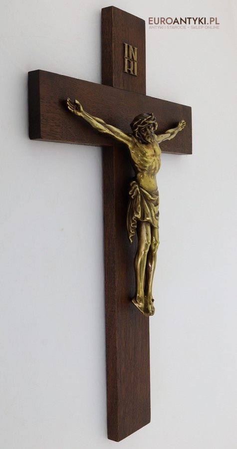 brązowa figura chrystusa na dębowym tle