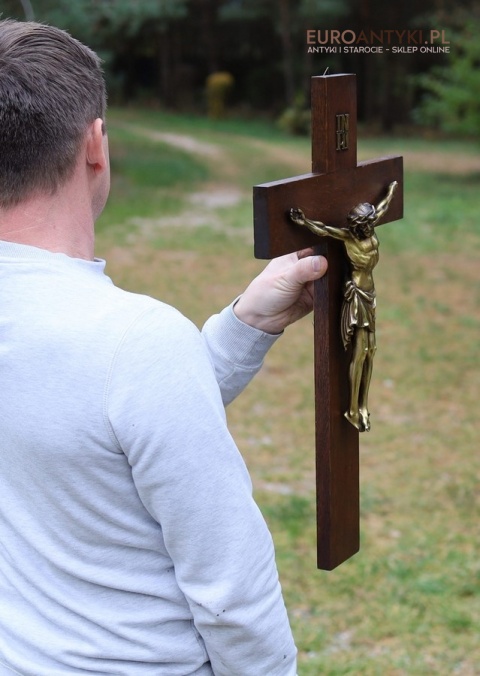 zabytkowy krzyż z epoki vintage