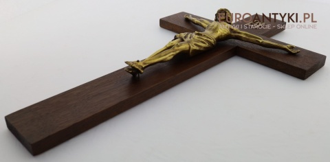 duży krzyż drewniany z brązową figurką