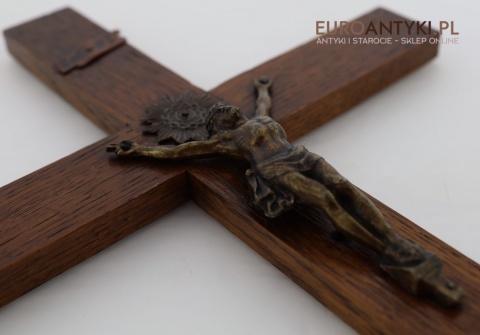 stary krzyż z litego drewna dębowego