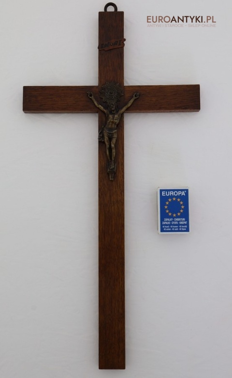 drewniany krucyfiks z metalu i dębu