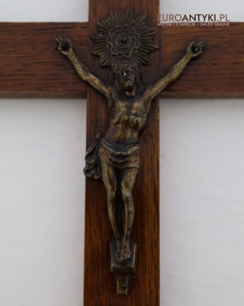zabytkowy krzyż z figurką chrystusa