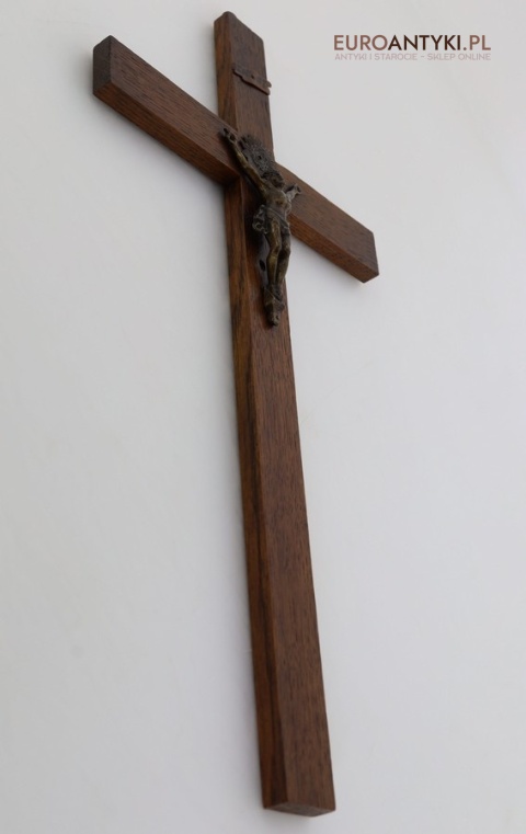 stary drewniany krzyż religijny