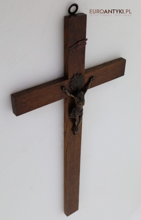 krzyż z epoki o klasycznej formie