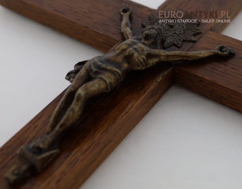 stylowy krucyfiks z metalową figurką