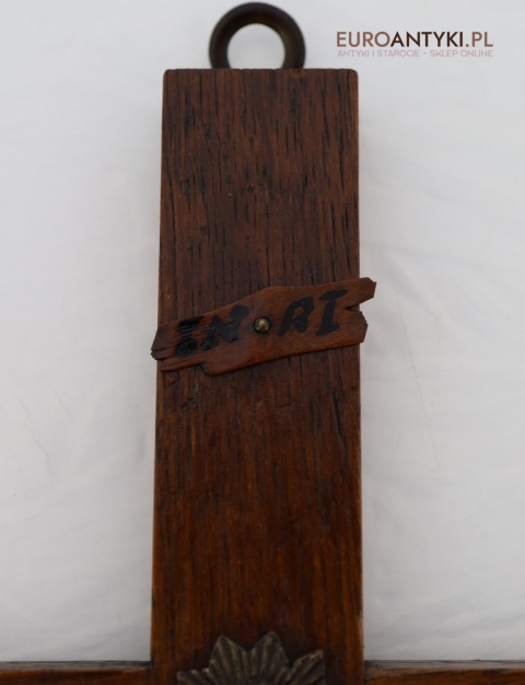 antyczny krzyż z napisem inri