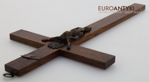 rzeźbiona figurka jezusa na krzyżu