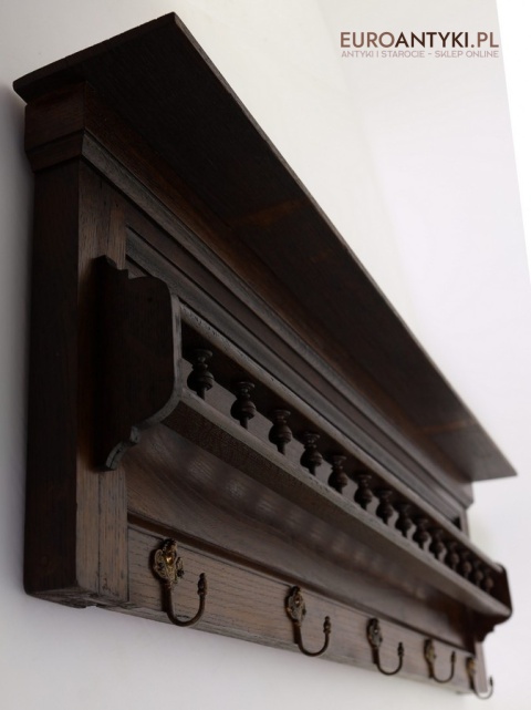 rustykalny wieszak z mosiężnymi hakami