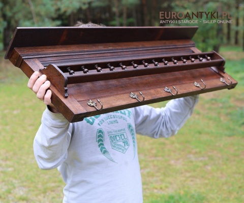 drewniany wieszak retro z tralkami