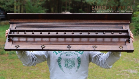 wieszak z epoki z mosiężnymi haczykami