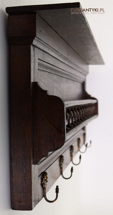retro drewniany wieszak z ozdobną półką