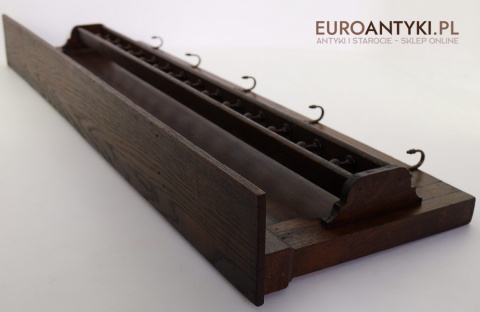 stylowy drewniany wieszak z ozdobną półką