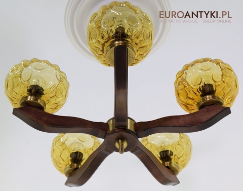 żyrandol retro wiszący nad stół jadalny