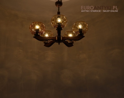 dekoracyjny żyrandol rustykalny do salonu