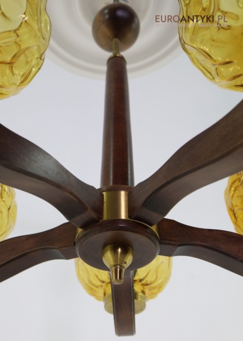 klasyczny żyrandol vintage z drewna i szkła