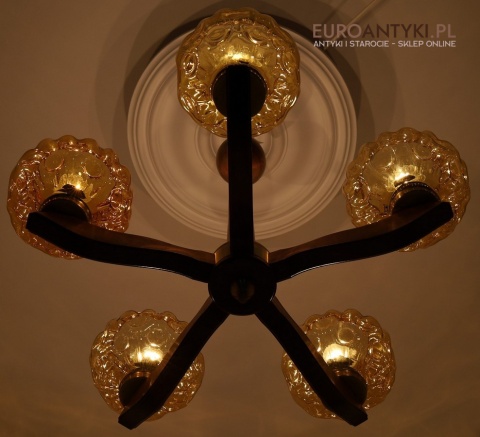 stary żyrandol rustykalny z bursztynowymi kloszami