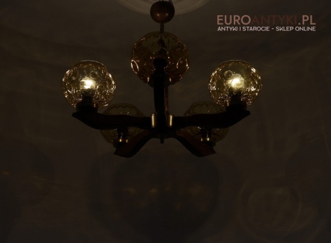 żyrandol drewniany retro do mieszkania