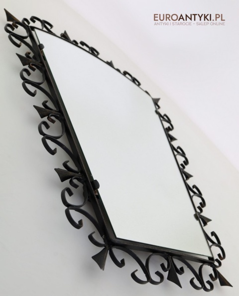 lustro w stylu rycerskim z kutymi zdobieniami