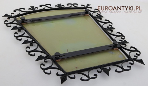 dekoracyjne lustro w czarnej metalowej ramie