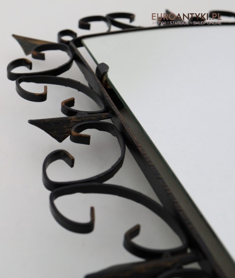 ozdobne lustro z motywem liści i grotów