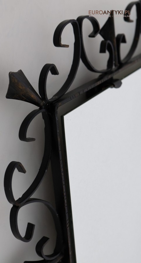 lustro z metalową ramą w stylu zamkowym