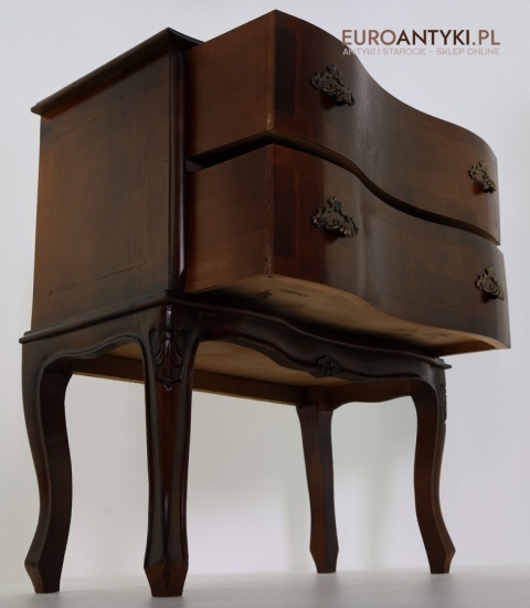 mały mebel antyczny z intarsją