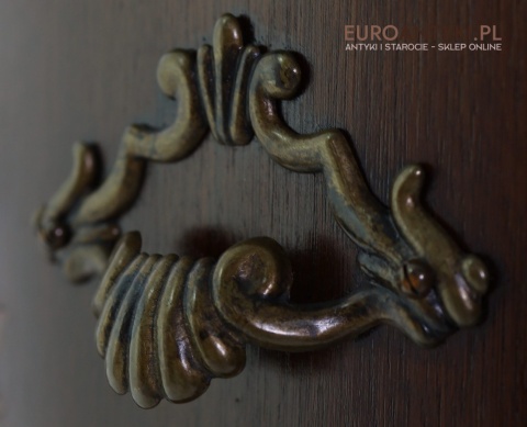 komódka z brązowymi uchwytami