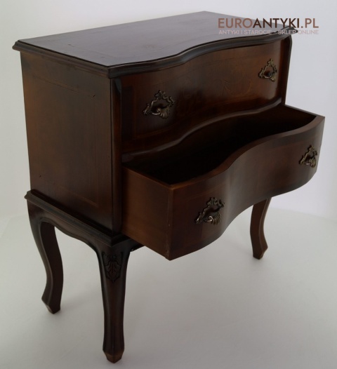 mała komoda z drewna i forniruas
