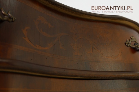 antyczny mebel z intarsjami