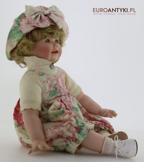 porcelanowa lalka chelsea w pastelowej sukience