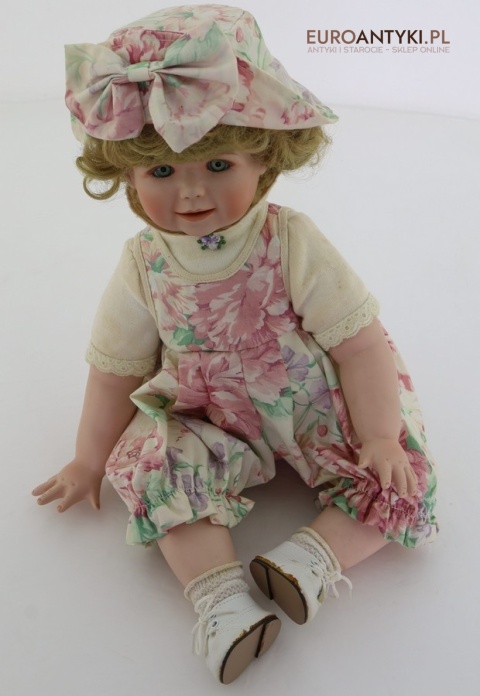 lalka porcelanowa retro w pastelowej sukience
