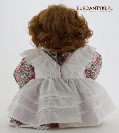 lalka kolekcjonerska w białym fartuszku z koronką