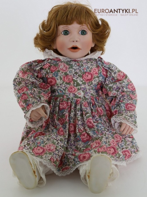 kolekcjonerska lalka w kwiecistej sukience retro