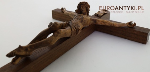 krzyż z drewna ciemnego z figurą chrystusa