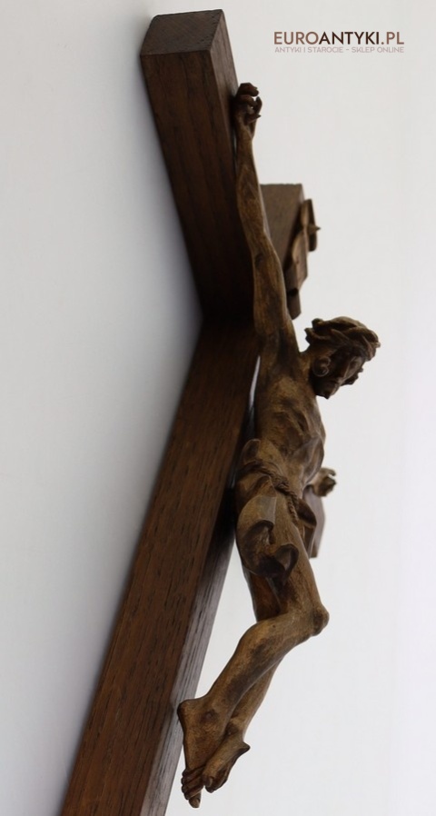 antyczna figura chrystusa z drewna