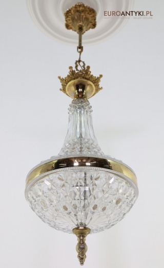 Stylowy zwis kryształowy retro z epoki – elegancka lampa art déco z mosiężną koroną.