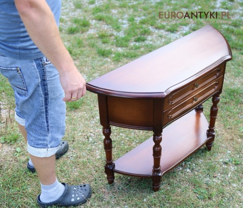 mała komoda w stylu retro