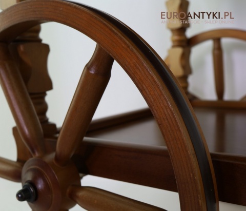 rustykalny barek z gumowanymi kołami