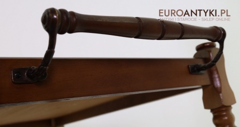 rustykalny wózek drewniany na napoje