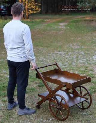 Rustykalny barek retro z litego drewna – dębowy wózek kelnerski z epoki