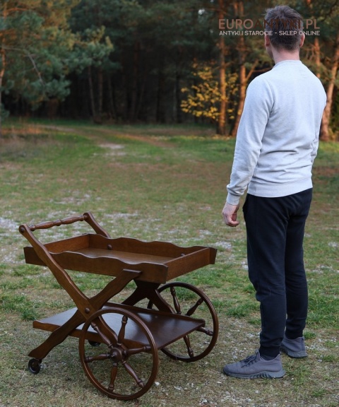 dębowy barek na dużych kołach