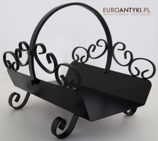 Rustykalny stojak na drewno z epoki – solidny metalowy kosz vintage