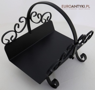 Rustykalny stojak na drewno z epoki – solidny metalowy kosz vintage