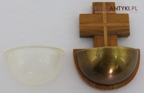krzyż drewniany z czarką na wodę święconą