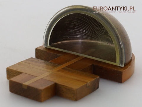 stary krzyż z naczyniem mosiężnym