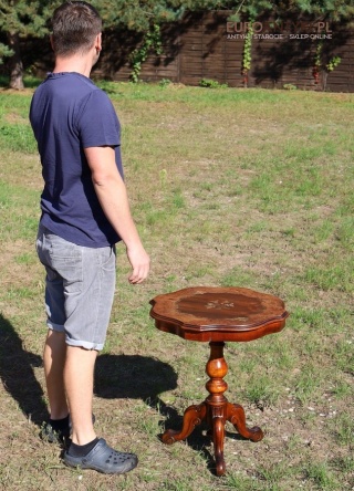 Stolik retro w stylu ludwikowskim / neorenesansowym – intarsje, połowa XX wieku