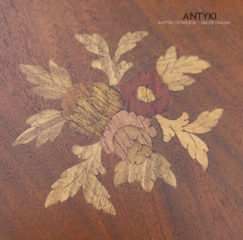 stolik retro z intarsjami kwiatowymi na blacie