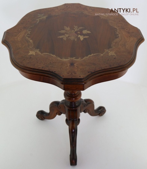 stolik retro na trójnogu z rzeźbionymi nogami