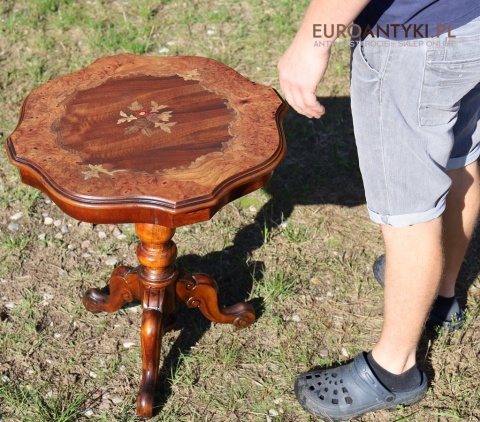 stolik neorenesansowy z intarsjami kwiatowymi
