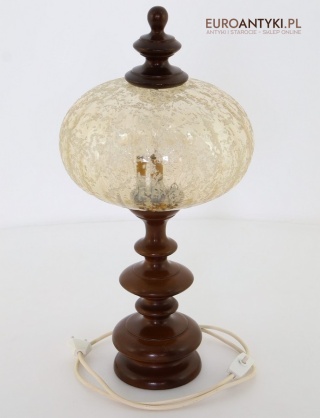 Stylowa lampa vintage z bursztynowym kloszem i drewnianą podstawą